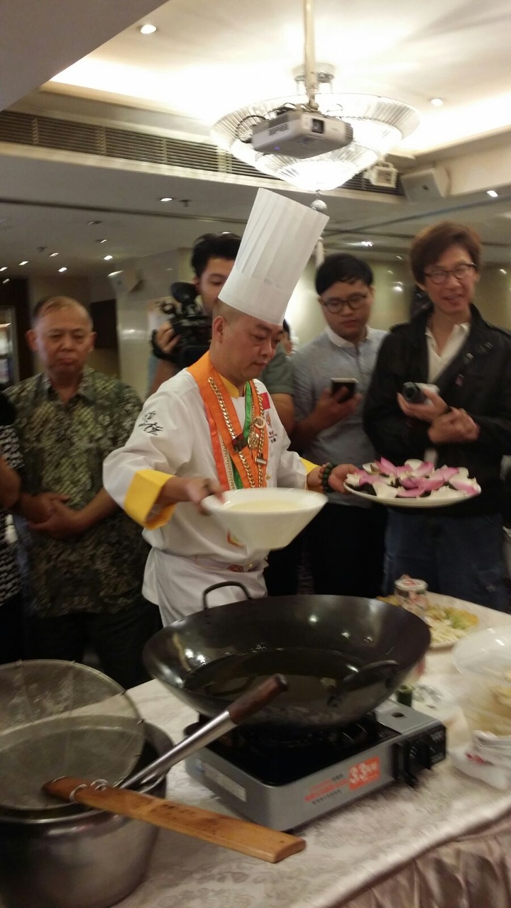 順德廚師協會副會長、容桂新福源飯店行政總廚盧偉強師傅示範《花開富貴》。