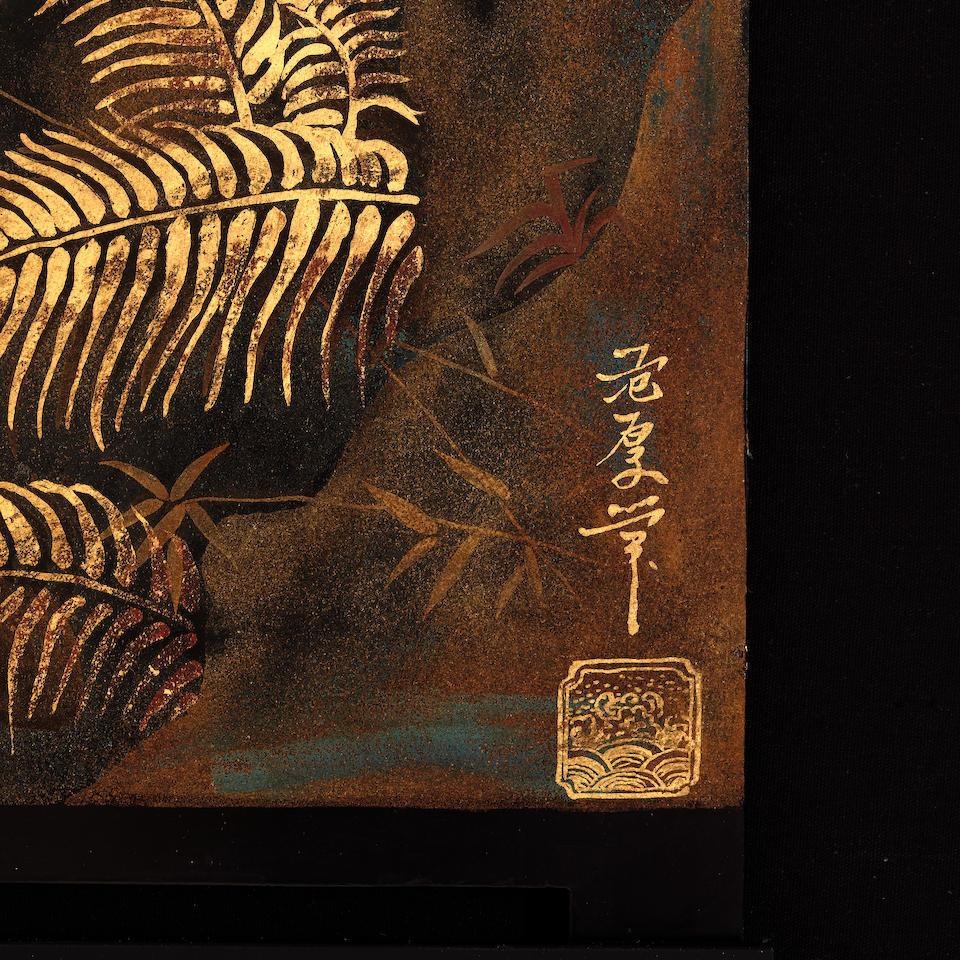 《下龍灣的金色夕陽》作於范光厚職業生涯巔峰,不但見證其高超卓絕的造詣,更集齊了其代表作中之所有元素:獨特的視角、富詩意的構圖、繁複的細節,以及精湛的漆藝技法。圖為藝術家簽名:范厚筆 藝術家花押