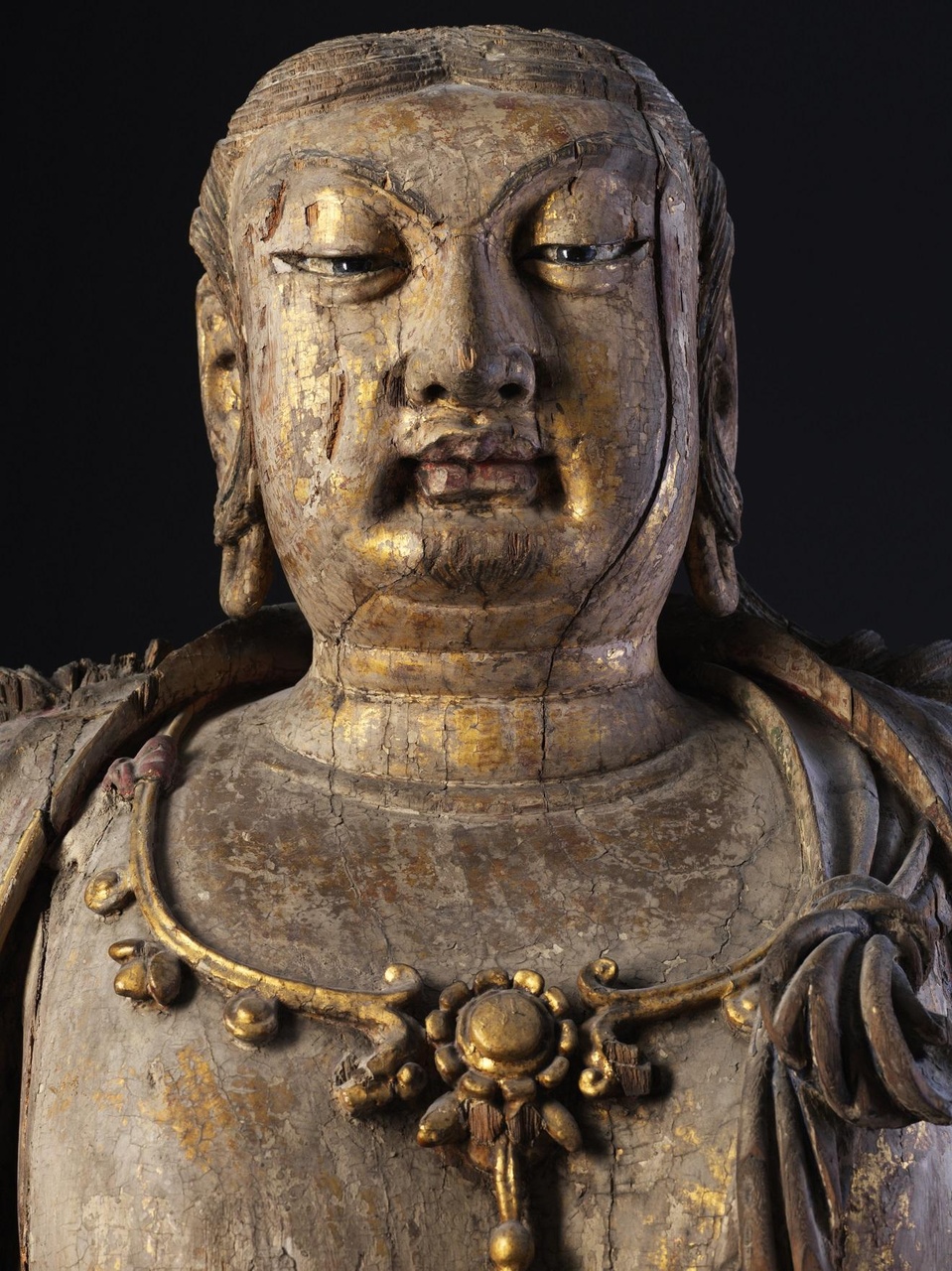 金 木雕彩繪漆金觀音像
此尊菩薩之梵文名稱為「Avalokiteshvara」,在中國則稱為「觀音」或「觀世音菩薩」,乃大慈大悲之化身。本尊觀音像雙目低垂,面容沉靜安詳亦不失威嚴,而其法身與衣飾造型自然,姿態自在閒適,令人可親 。
估價:1,000,000-1,500,000歐元