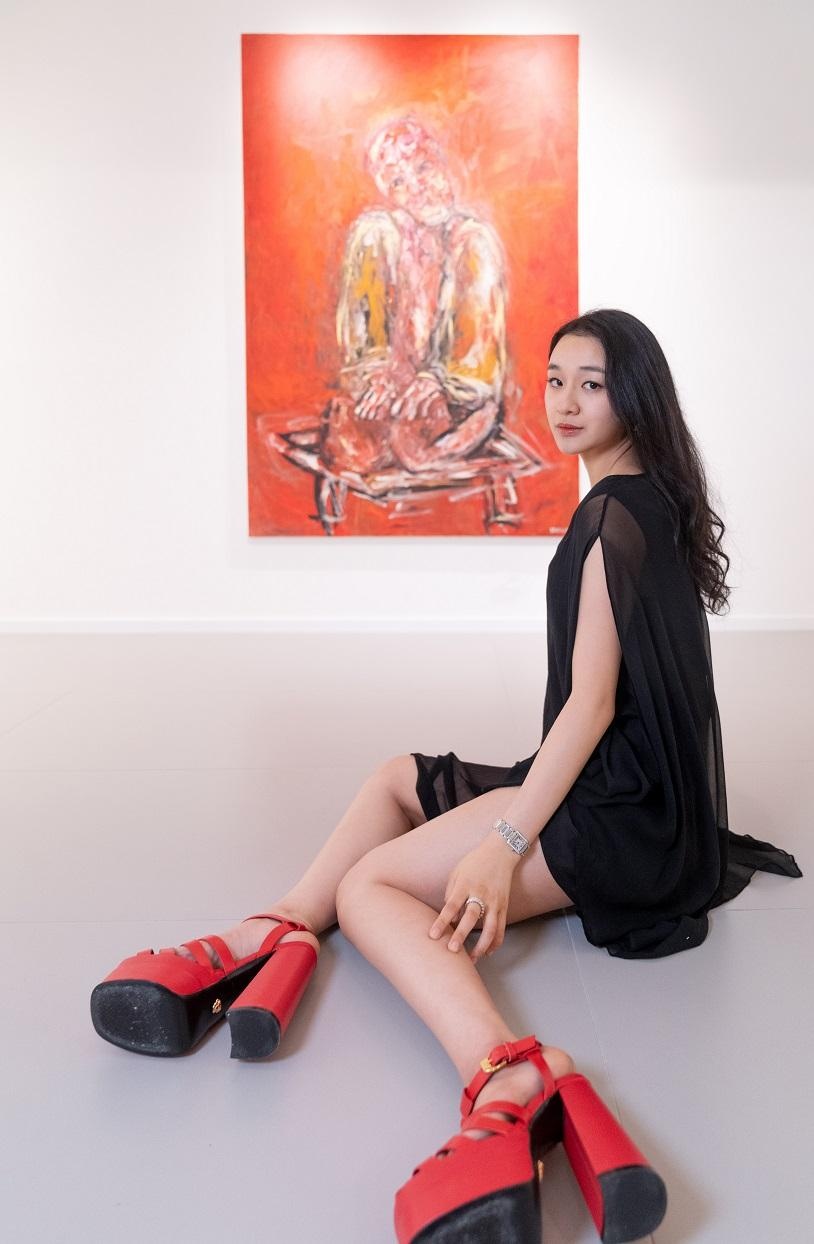 《正座:感知與超越》( Seiza: Transgressing the Seated Body ) 是西山瑞貴(Mizuki Nishiyama )在香港的第二個個人展覽。她選用日本的一種傳統席地坐姿「正座」為意象──雙腿彎曲,雙膝並攏,雙手面向下置於膝蓋上,代表日本人對社交禮儀的嚴格恪守。( Photo by Ringo Tang )