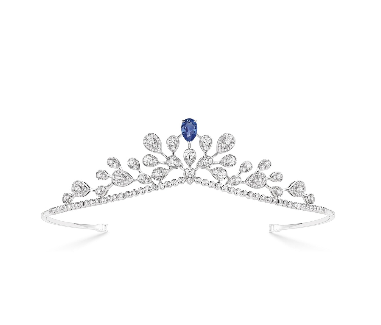 Joséphine 高級珠寶套裝，璀璨的梨形美鑽優美地散落在冠冕、耳環和項鏈之上。