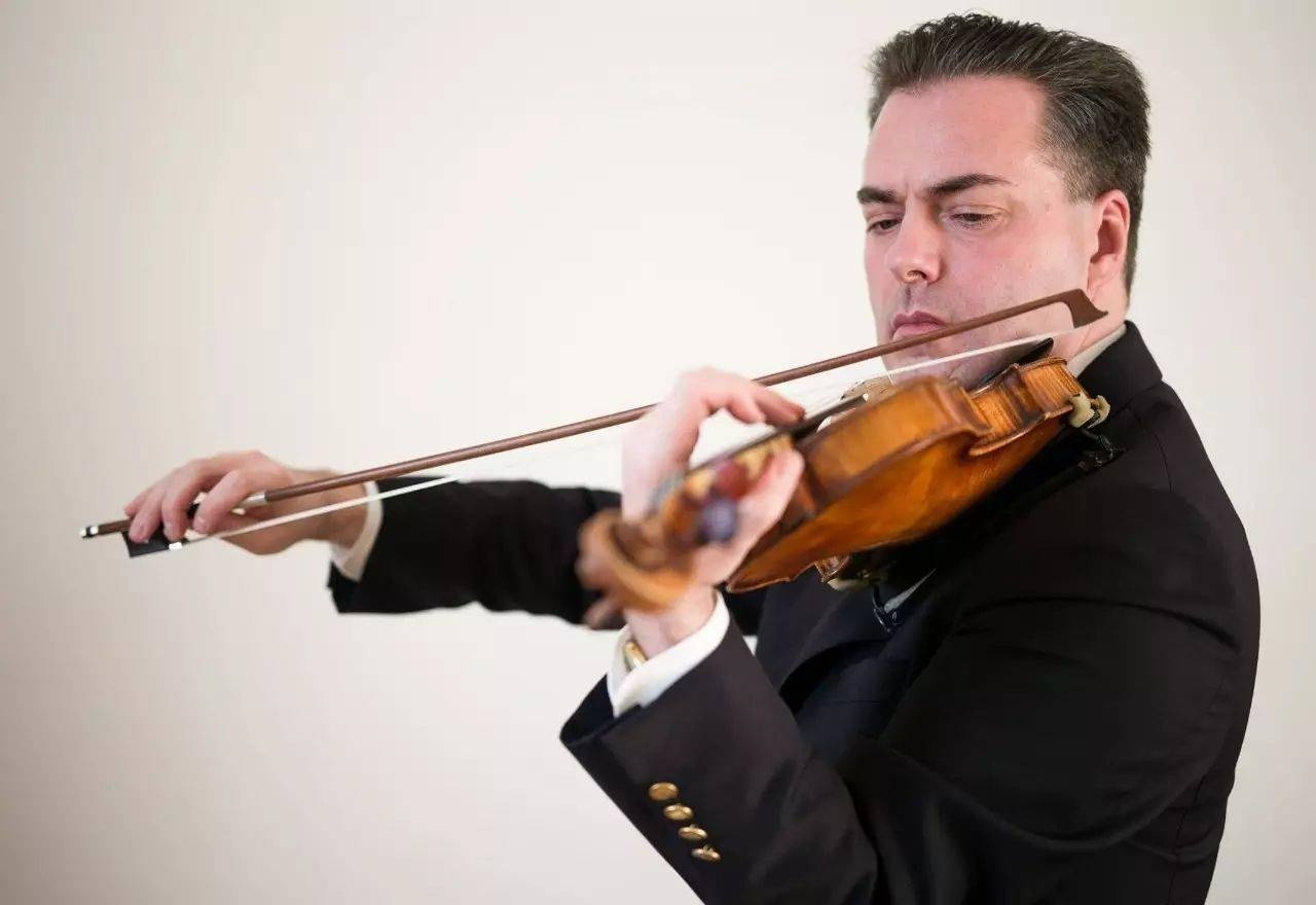 作為第一小提琴聲部首席兼樂團主席的Daniel Froschauer認為，其身兼此兩個角色非但沒有矛盾，且能夠相輔相承。