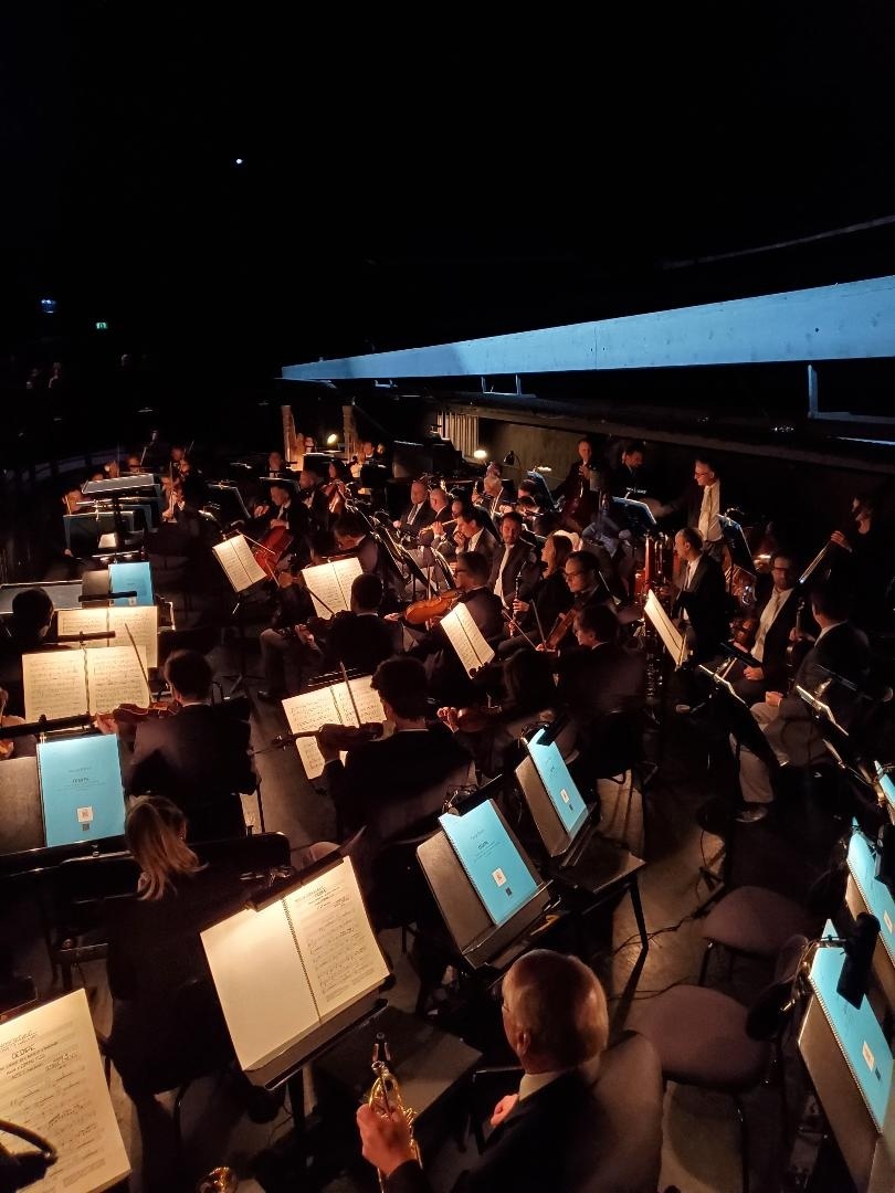 自1922年以來，維也納愛樂樂團每年參加薩爾茨堡音樂節，2019年，維也納愛樂樂團亦作為薩爾茨堡音樂節的駐場樂隊參與歌劇表演。
