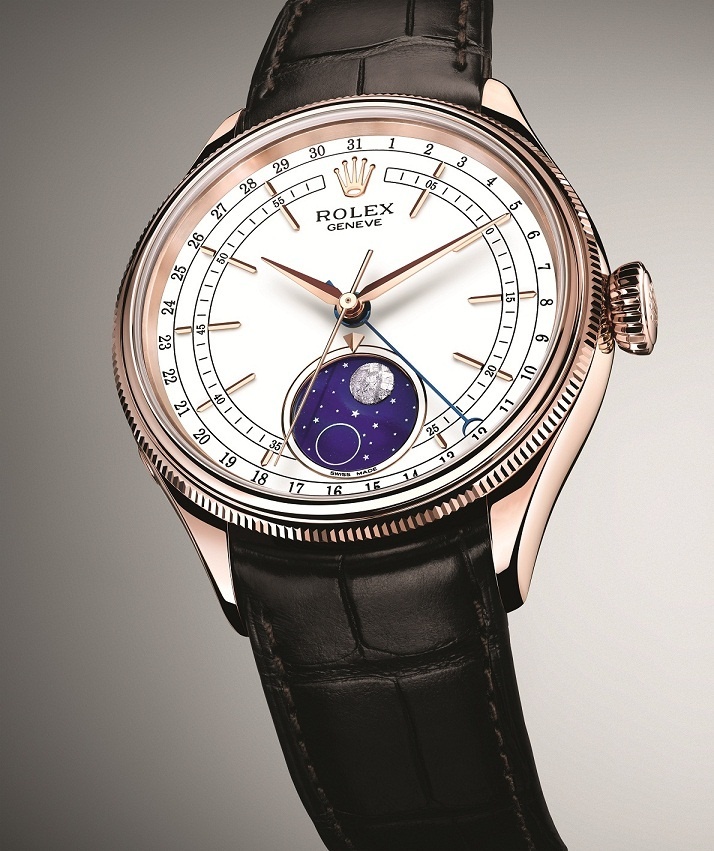 勞力士徹利尼系列Cellini Moonphase,錶面可顯示月圓月缺的變化。此新款腕錶的錶殼直徑 39 毫米,以 18ct 永恆玫瑰金鑄造,搭載由勞力士研製的自動上鏈機械機芯,內置專利月相組件,以顯示月相盈虧變化。Cellini Moonphase 配備棕色鱷魚皮錶帶,搭配 18ct 粉紅金摺疊皇冠帶扣,在Cellini系列當中采用這款帶扣實屬首次。