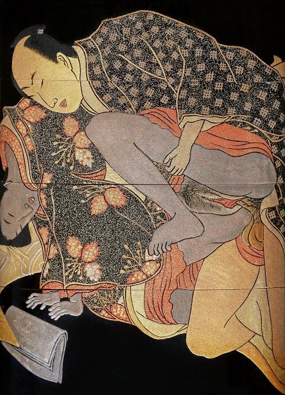 印籠,原意為盛載印章之籠,乃古代日本男性在和服腰間上配戴的一種重要配件,為「提物」的一種,也是當時男性的時尚單品,道理有如現代女性佩戴手袋。圖為19世紀薩摩紋付春畫蒔繪鞘印籠,銘「桃葉(花押)」(拍品105),外面刻有薩摩島津氏武士家家紋,內藏的春畫描述武士交歡情景,以「蒔繪」技法灑上金銀彩粉精繪而成。