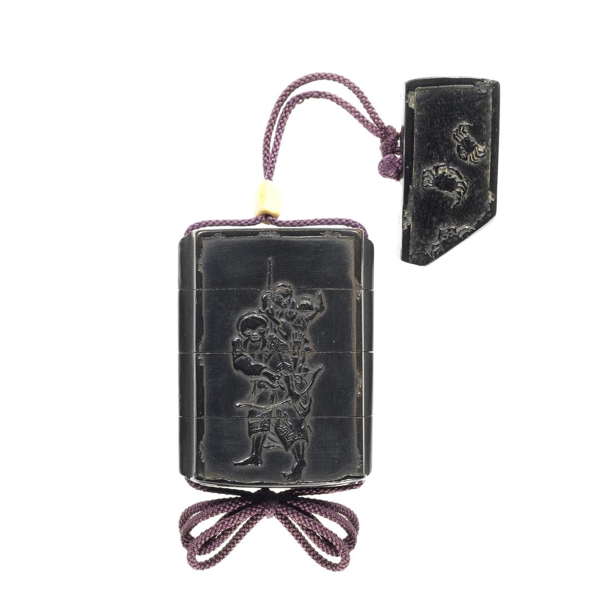 出自柴田是真的19世紀中國古墨意匠黒漆印籠(拍品136),估價為25,000 - 30,000英鎊,柴田擅長以漆模仿其他媒材,此件印籠則以光亮的黑漆營造出中式墨餅的啞緻質感,而邊緣碎裂的痕跡也是故意刻上,可見技巧之出神入化。