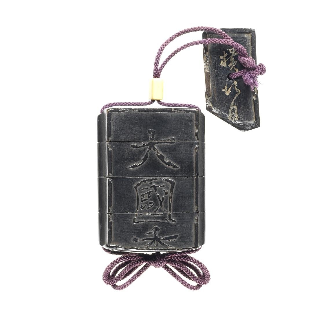 出自柴田是真的19世紀中國古墨意匠黒漆印籠(拍品136),估價為25,000 - 30,000英鎊,柴田擅長以漆模仿其他媒材,此件印籠則以光亮的黑漆營造出中式墨餅的啞緻質感,而邊緣碎裂的痕跡也是故意刻上,可見技巧之出神入化。
