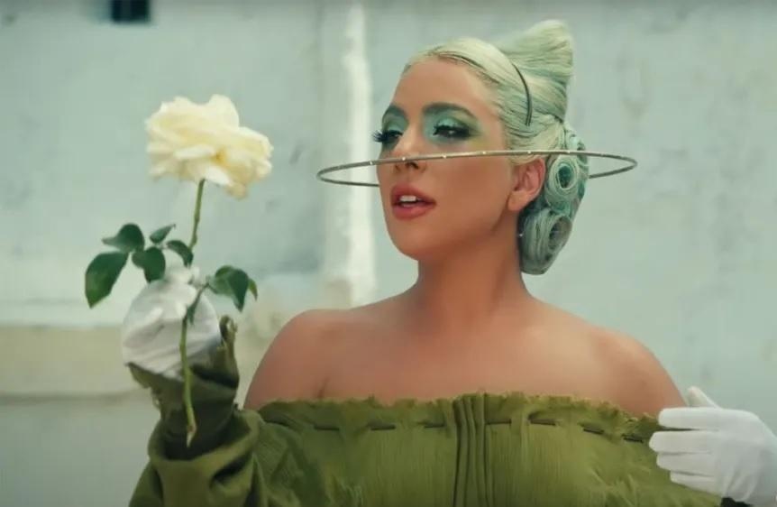 Lady Gaga也迷上Shaun Leane打造的視覺震撼,在其推出新曲《911》的音樂短片當中,她更戴上珠寶設計師Shaun Leane為Alexander McQueen)於1997年設計的頭飾作品Silver Halo。
