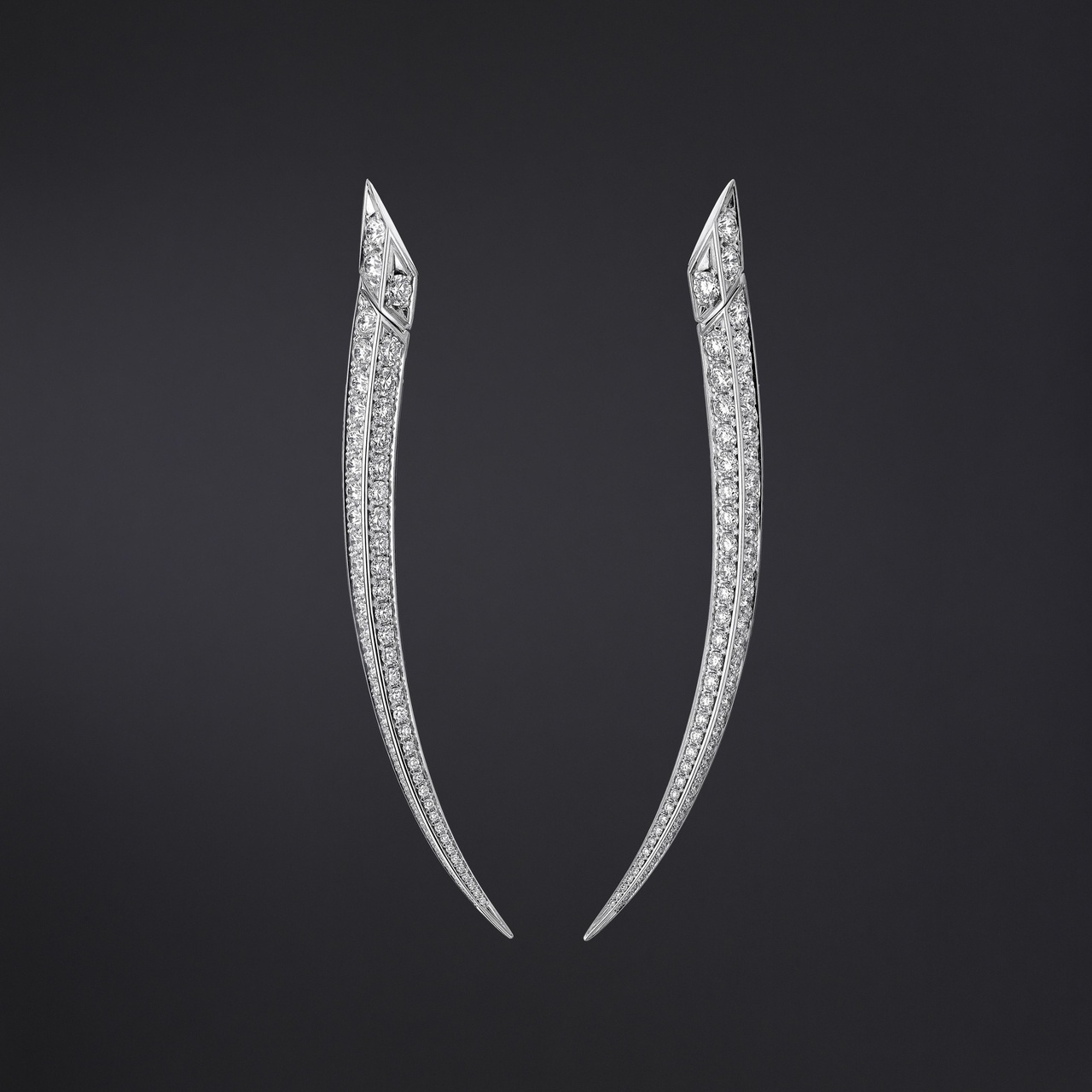 Shaun Leane為富藝斯「Phillips Flawless」獨家設計佩劍設計鑽石耳墜，定價：$45,300美元。