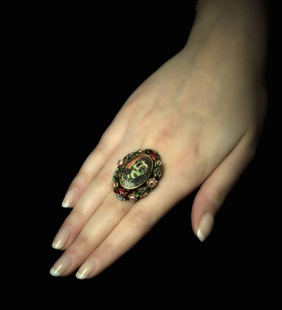 有時候，最微小的東西反而包含著天地萬物的思想和情感，比如這枚畢卡索為情人朵拉•瑪爾創作的戒指。
