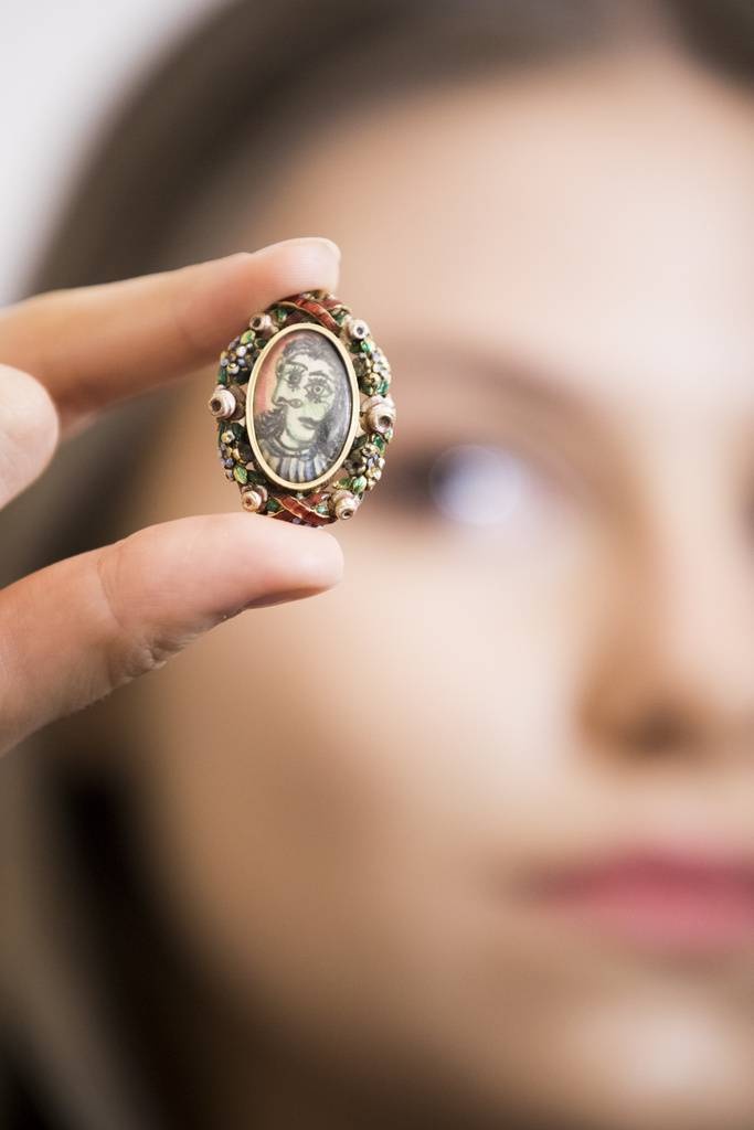 戒指以她的肖像畫作為橢圓形戒面圖案，不再僅僅是珠寶飾品，更是一件蘊含了愛與記憶的藝術品。