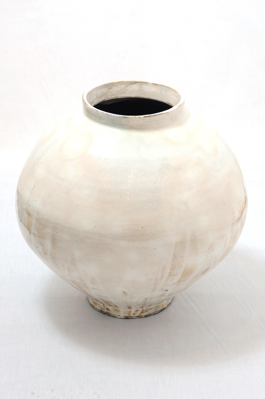 Lee Kang - hyo，Buncheong Moon Jar #35，2018，Clay， Buncheong，45 × 45 × 45 cm。
