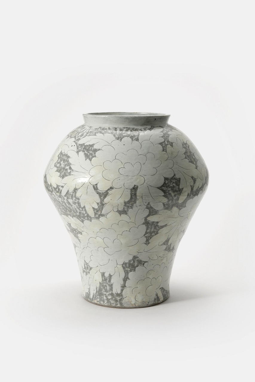 Huh Sangwook，Buncheong Moranmoon Jar，2018，Clay， Buncheong，45 × 40 × 40 cm。