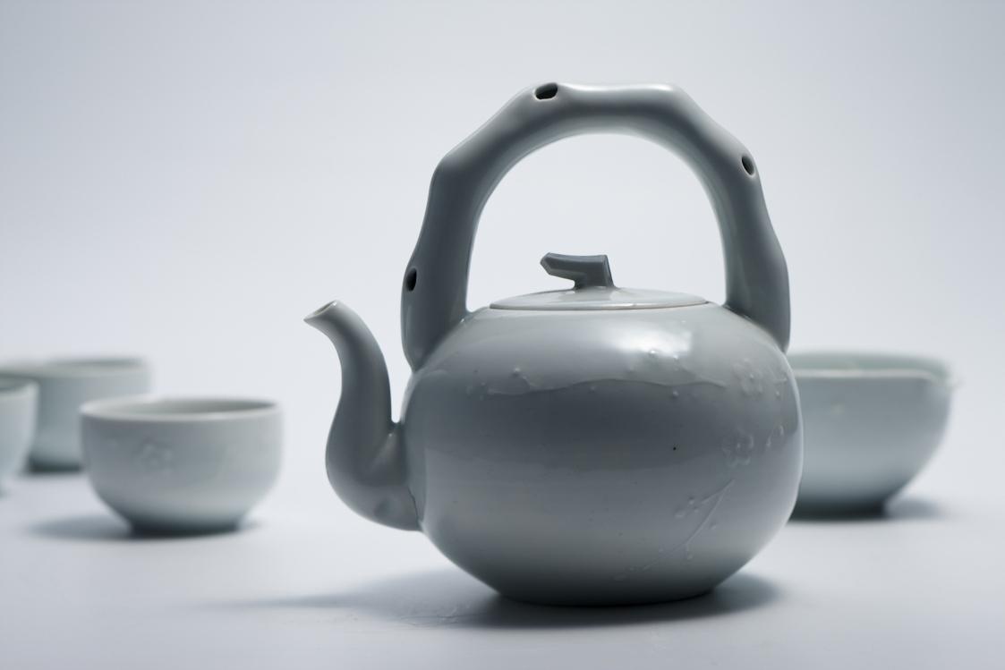 Lee Gee Jo ,Plum Tea Set,2014,Ceramic。