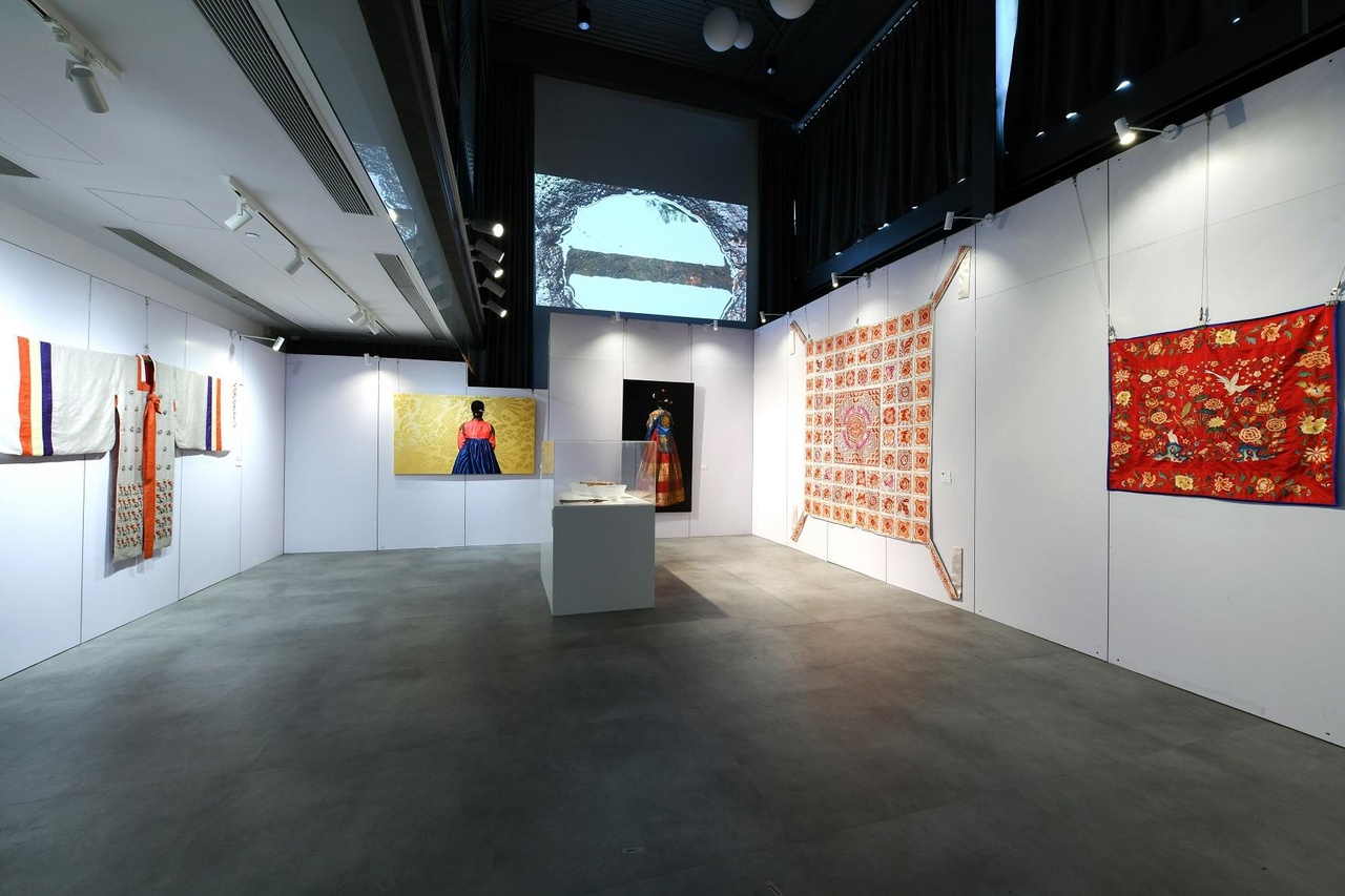 駐香港韓國文化院與Soluna Fine Art合作,早前在香港中環PMQ元創方,舉行名爲《清風明月: An Ode to Life》的藝術展覽,展出16位現代藝術家的跨媒體的作品,包括畫作、照片、藝術品及手工藝品,讓讓參觀者更加了解韓國文化,生活方式及生活態度。