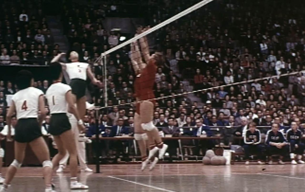 在1964年東京奧運會中,日本國家女子排球隊擊敗了蘇聯獲得金牌,亦是迄今為止最好成績,連同前後2屆世界女排錦標賽(1962、67年),日本女排首次取得三連冠,因而被譽為「東洋魔女」。