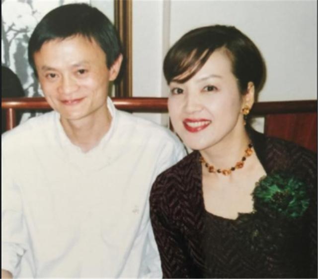 小鹿純子以堅韌的拼搏精神激勵了無數中國人,據說阿里巴巴的主席馬雲年輕時的偶像便是劇中的小鹿純子。2004年,飾演小鹿純子的荒木由美子44歲的時候,馬雲親自邀請她來中國訪問,並且帶領她參觀了阿里巴巴的總部,更是一時佳話。