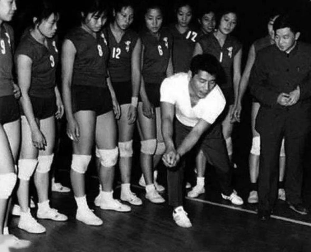 1965年4月23日至5月23日,應周恩來總理之邀,大松博文來到上海進行指導,國家體委抽調了北京、山東、遼寧等幾支隊伍的隊員跟隨大松進行訓練,體驗了什麼是真正的魔鬼訓練,埋下了後來中國女排崛起的伏筆。