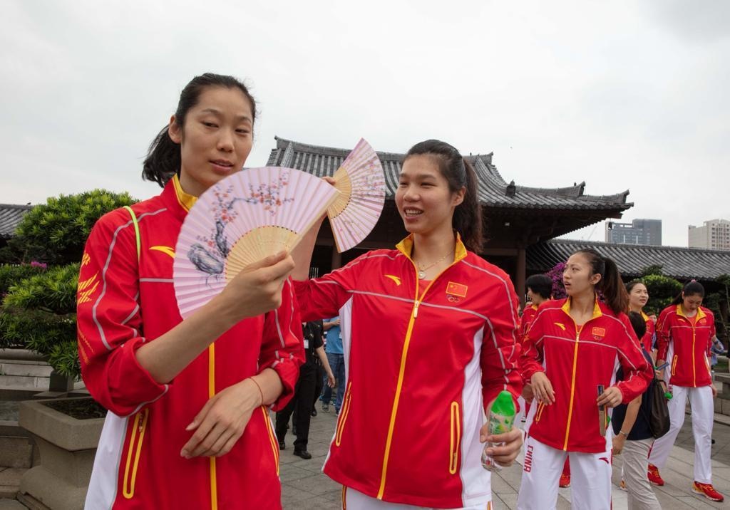 幾年前中國女排代表團訪港參觀志蓮淨苑的留影，一眾年輕隊員談笑甚歡。( 攝影：Ringo Tang )