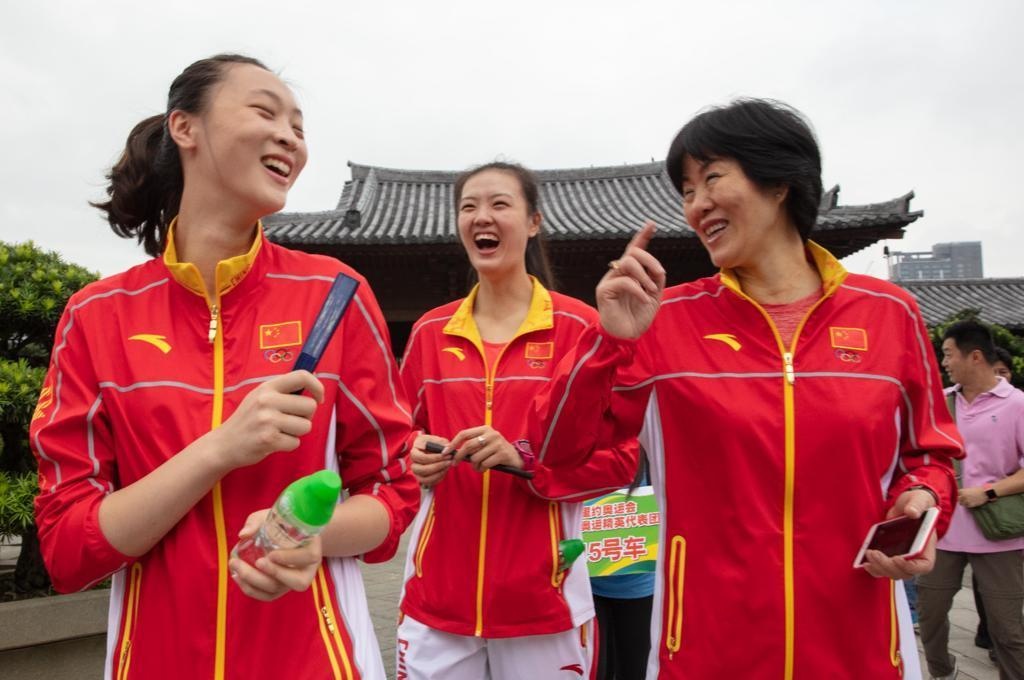 幾年前中國女排代表團訪港參觀志蓮淨苑的留影,一眾年輕隊員談笑甚歡。( 攝影:Ringo Tang )